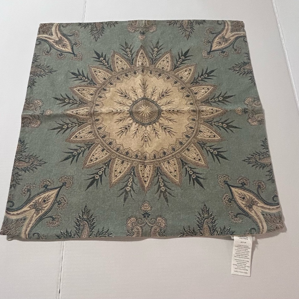 Pottery Barn Medallion Floral Paisley throw pillow cover. Blue&cream. 24x24